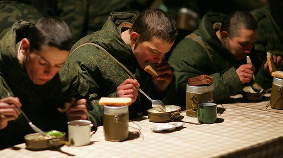 Больше воды и меньше еды: в Генштабе рассказали, на каких продуктах для военнослужащих решили сэкономить