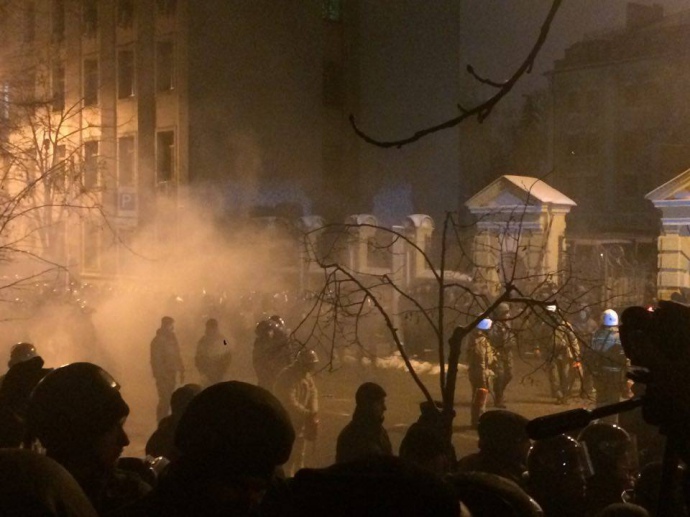 Под АПУ Порошенко пытаются "выкурить" дымовыми шашками: в Сети опубликованы фото из Киева