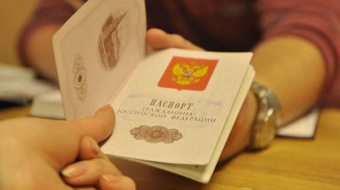 В Кабмине раскрыли, как будут вычислять людей с Донбасса с российским паспортом