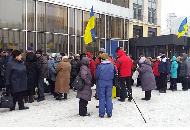 В Киеве тысячи протестующих огромной колонной идут по Грушевского, к центру экстренно съезжаются автобусы с силовиками