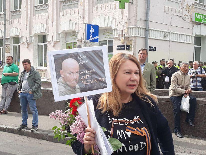 Скандал с Бережной в Киеве: мать экс-регионалки с портретом Бузины задержали на акции "Бессмертный полк"