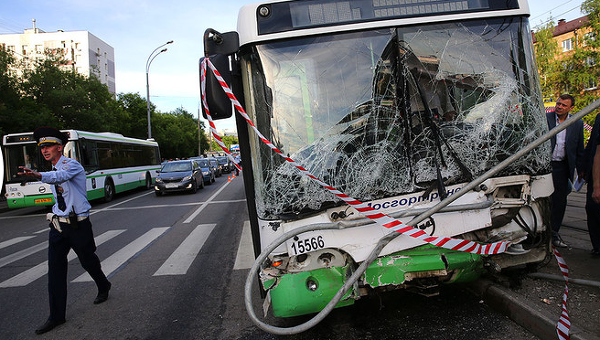 В Москве автобус на огромной скорости врезался в остановку: погиб ребенок