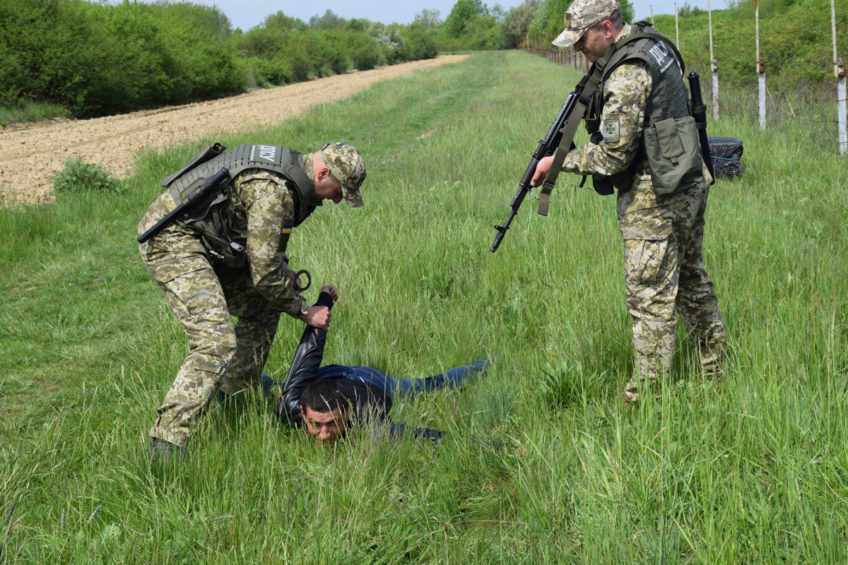 ​Контрабандисты устроили "голливудский квест" пограничникам Украины и Румынии с побегами и стрельбой