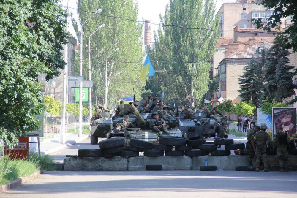 ​Журавлев и Ковальчук, разведчики ВСУ, первыми вошли в город три года назад и подняли над зданием горисполкома флаг Украины: Бутусов рассказал об освобождении Славянска