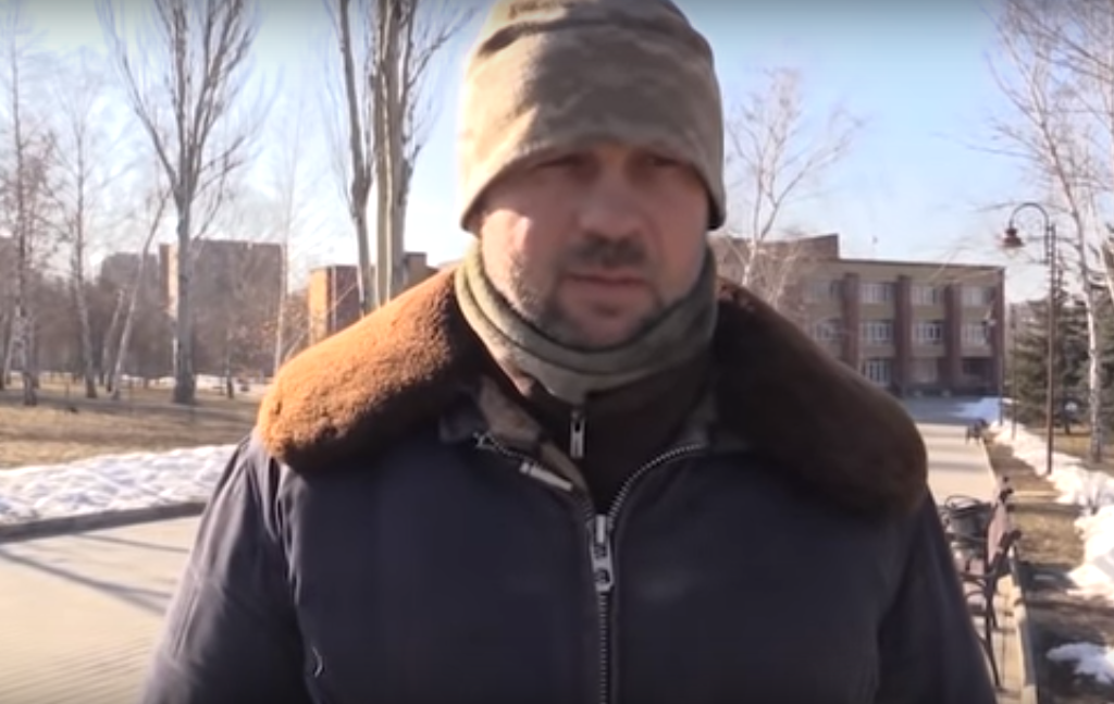 Боевики "ДНР" водили пленного бойца ВСУ по Донецку, "пытая" вопросами и натравливая на него прохожих, - видео потрясло Сеть 