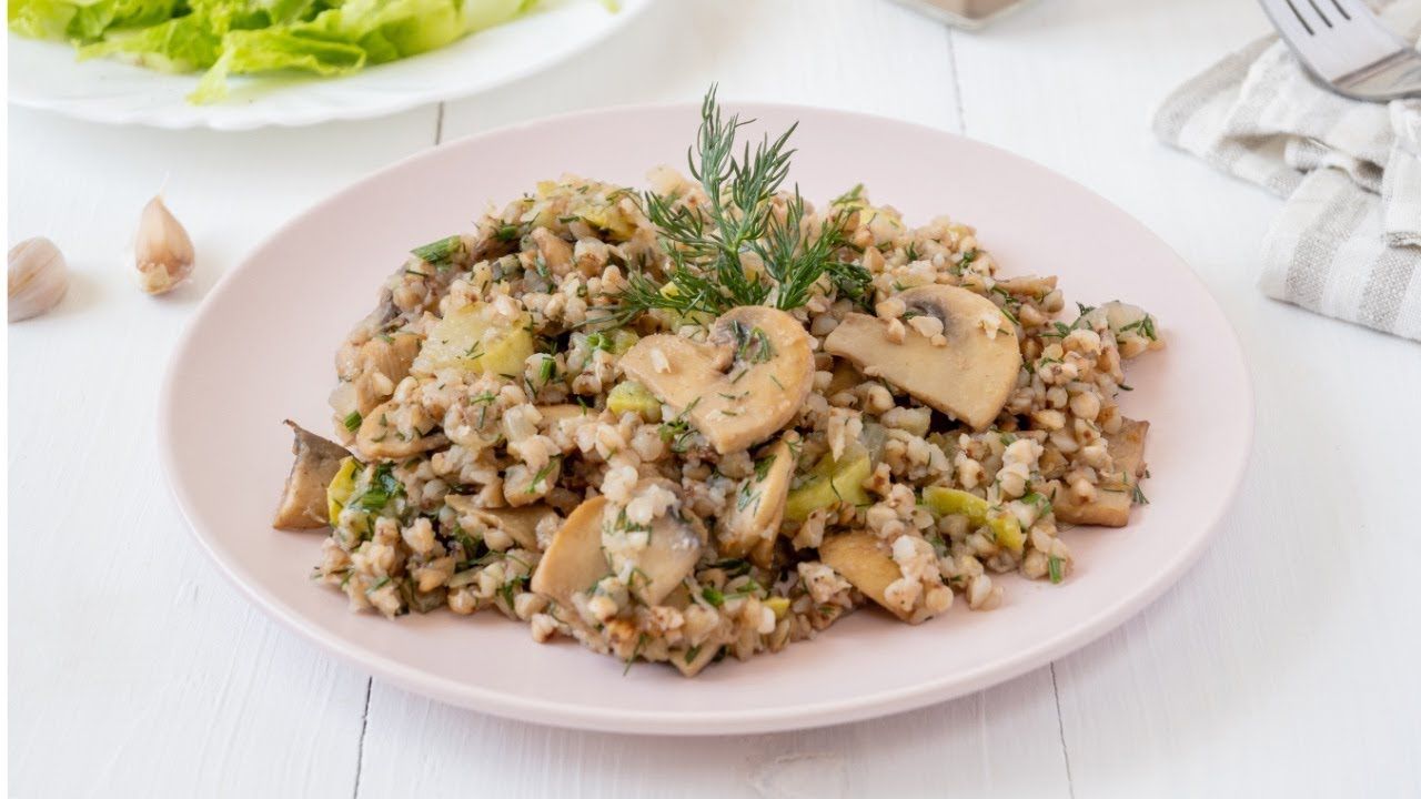 Вкусная постная каша: рецепт гречки с овощами и грибами — полезный ужин для всей семьи 