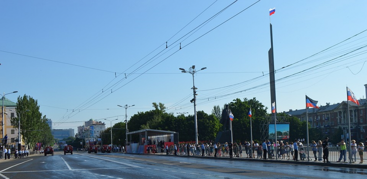 Парад Победы в Донецке: боевики нагнали сотни людей без масок и средств защиты