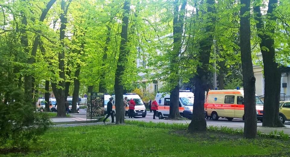 Десятки скорых мчались по городу с сиренами: в Киев привезли тяжело раненных в зоне АТО защитников Украины - кадры