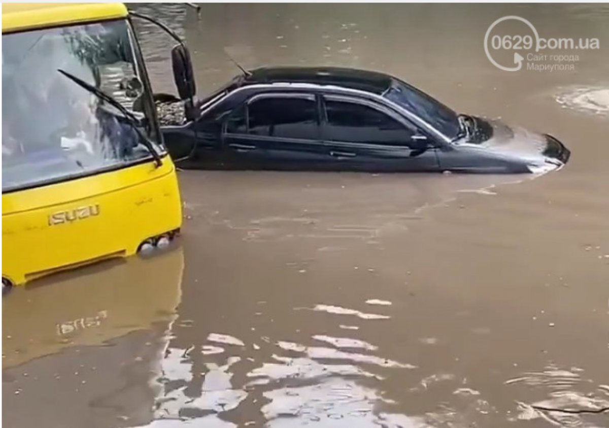 Мариуполь затопило после мощного ливня: машины ушли под воду, остановлен весь электротранспорт