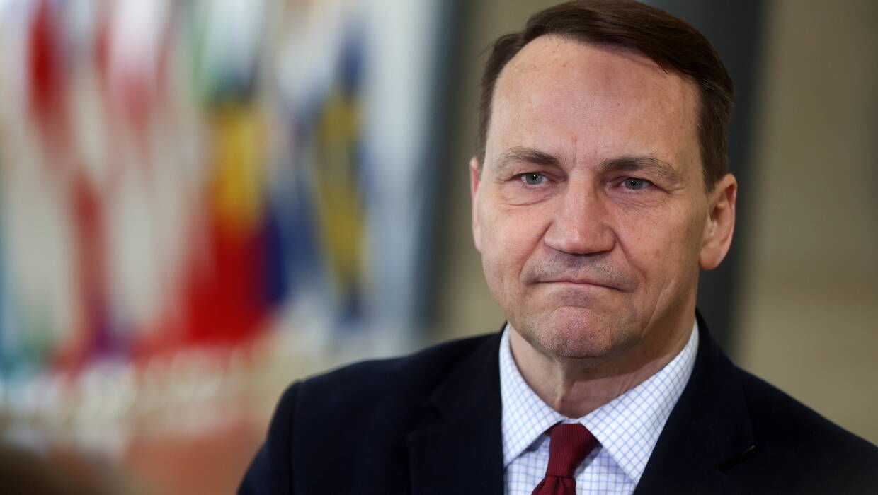Сікорський вказав Навроцькому на Медведєва, що радіє після позбавлення Зеленського польського ордена