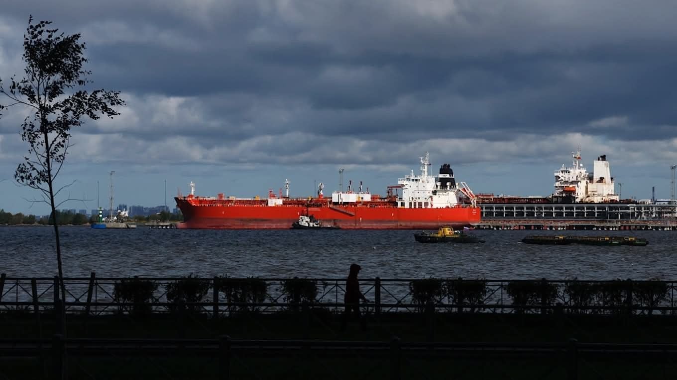В ЦРУ нашли "ахиллесову пяту" НПЗ РФ и вместе с военными США помогают Украине атаковать "теневой флот" – NYT