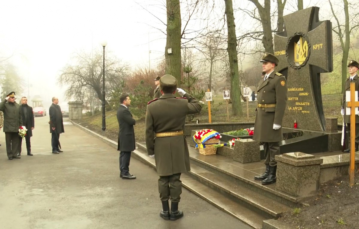 День памяти Героев Крут: Зеленский возложил цветы к монументу погибшим борцам за свободу Украины