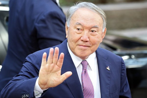 "Назарбаев ушел в отставку из-за Крыма и Путина", – Латынина 