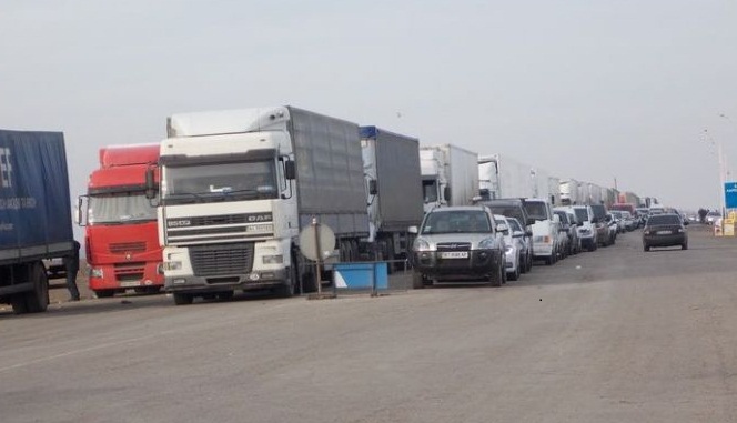 В Крыму снова скандалы: российские пограничники заставляют людей бросать машины и переходить пункты пропуска пешком