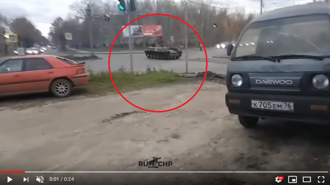 В России БМП на полном ходу врезалась в легковушку на перекрестке - видео