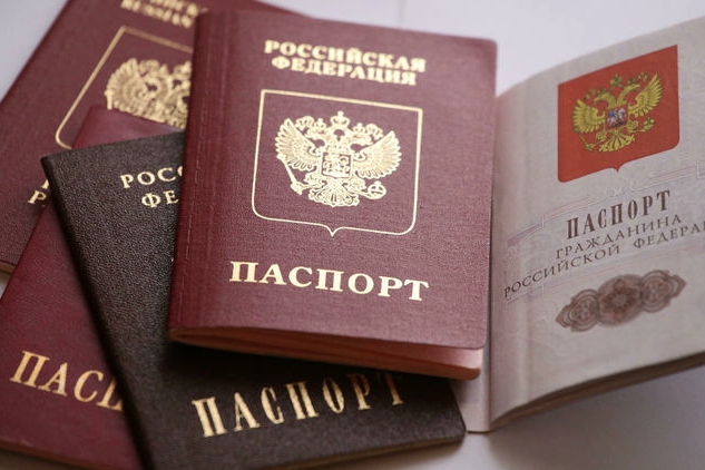 ​Кремль "пометил" паспорта РФ, которые раздает на Донбассе: теперь их можно только выбросить