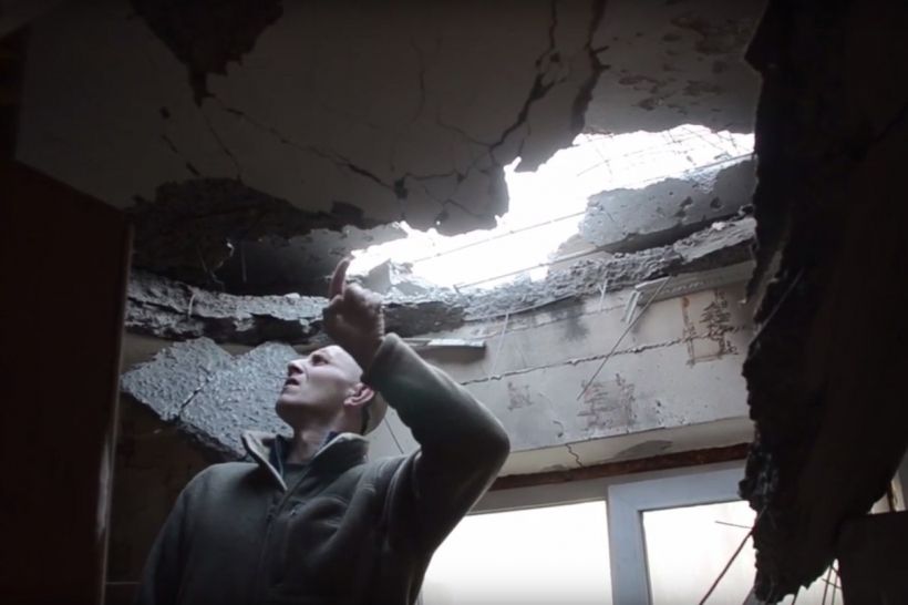 Поваленные стены и дыры в потолке: оккупанты цинично и нагло обстреляли жилые кварталы Авдеевки - опубликованы фото