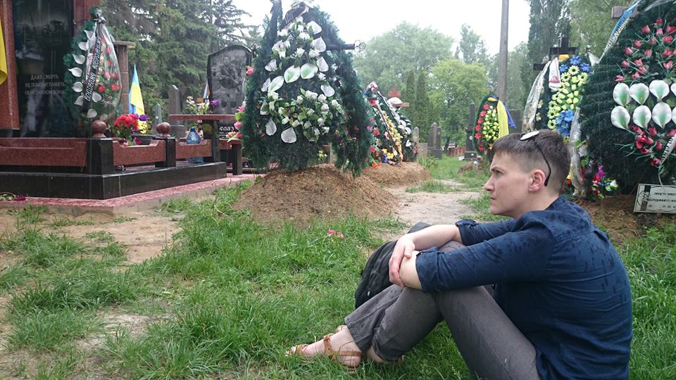 Надежда Савченко посетила могилы боевых побратимов