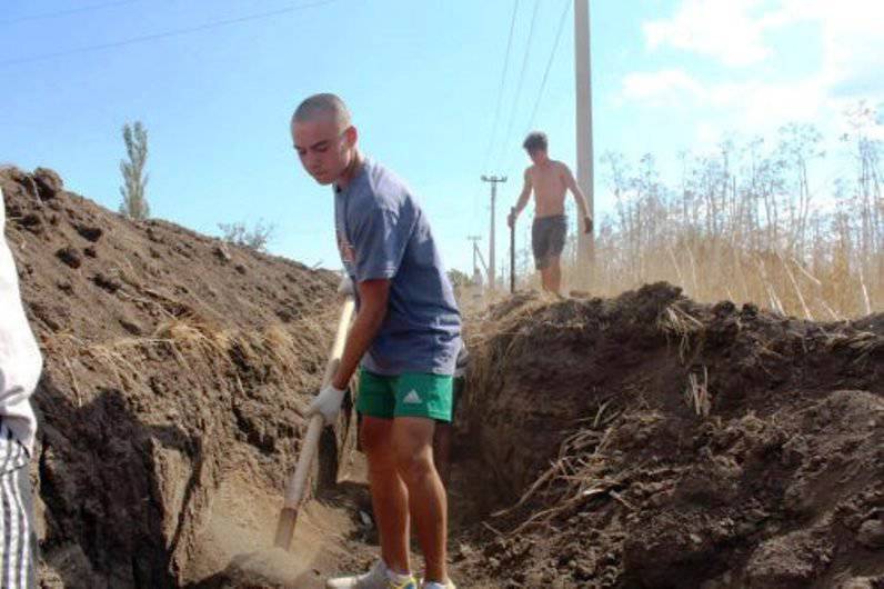 ​Для картинки на РосТВ: в Горловке оккупанты заставляют мирных жителей строить вторую линию обороны