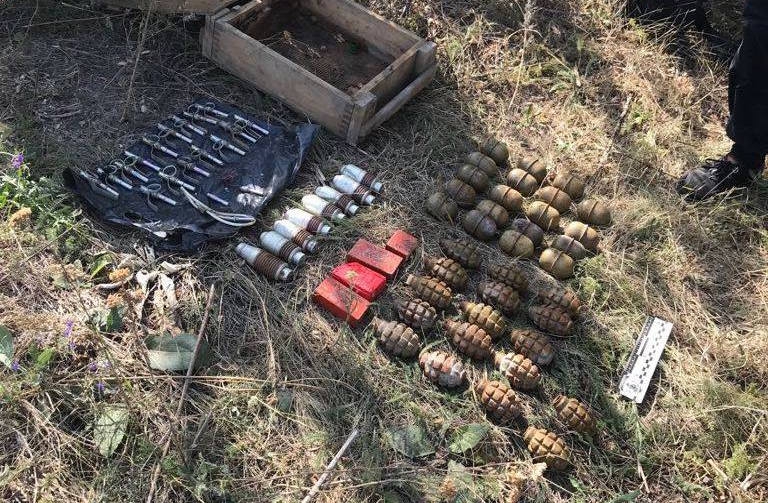 Оккупант готовится к терактам: на Луганщине обнаружили забитый под завязку тайник с оружием - кадры