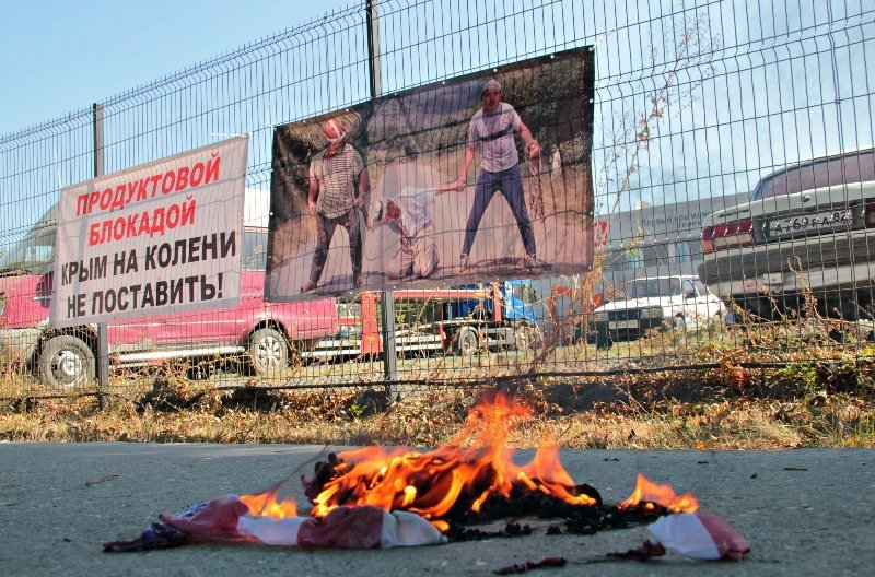 «Антиблокадная» акция в Симферополе: «Народный самоконтроль» забросал яйцами портреты Чубарова и Джемилева