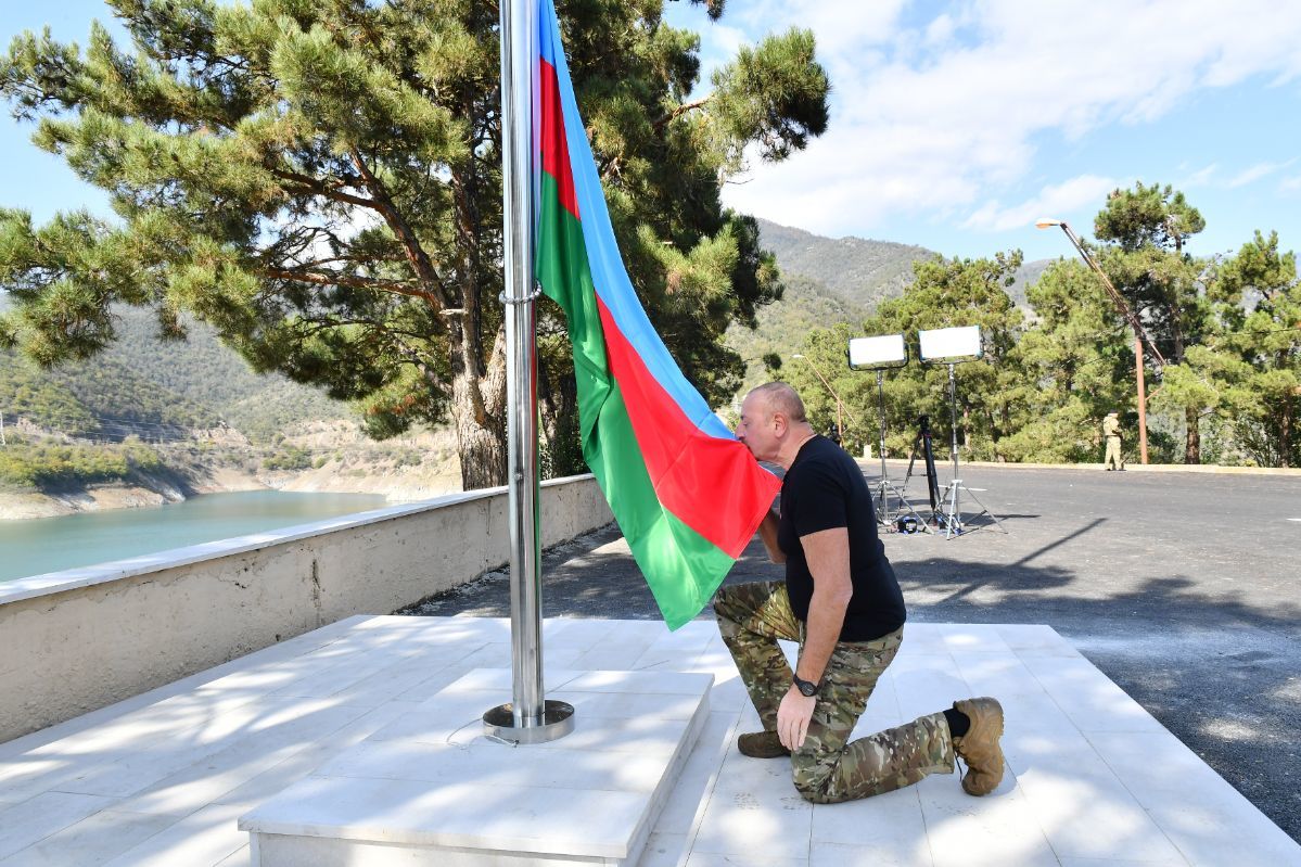 ​Историческое событие: Алиев поднял флаг Азербайджана над Ханкенди