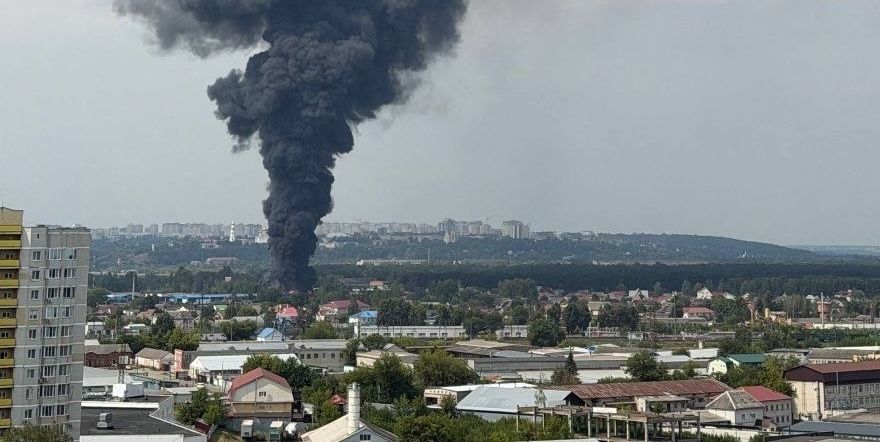В Брянске начался сильнейший пожар после мощного взрыва