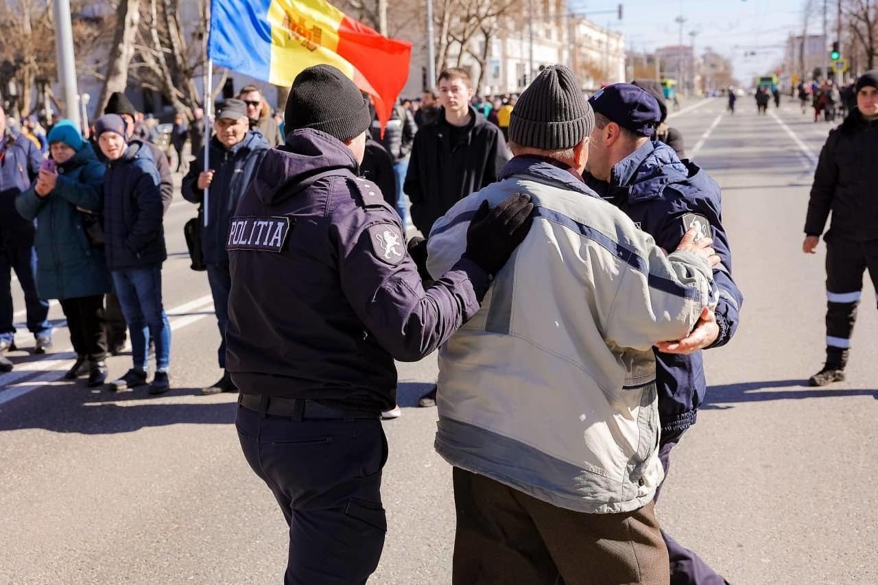 "Вы убили человека! Женщина без сознания!" - как на протестах в Молдове устраивают провокации