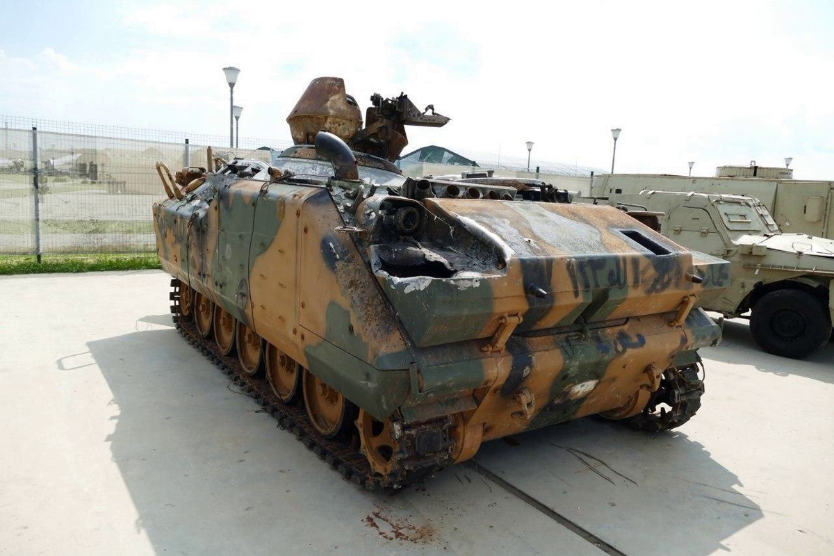 ​В парке под Москвой выставили разбитый БМП ACV-15 производства Турции - броневик захвачен в Сирии