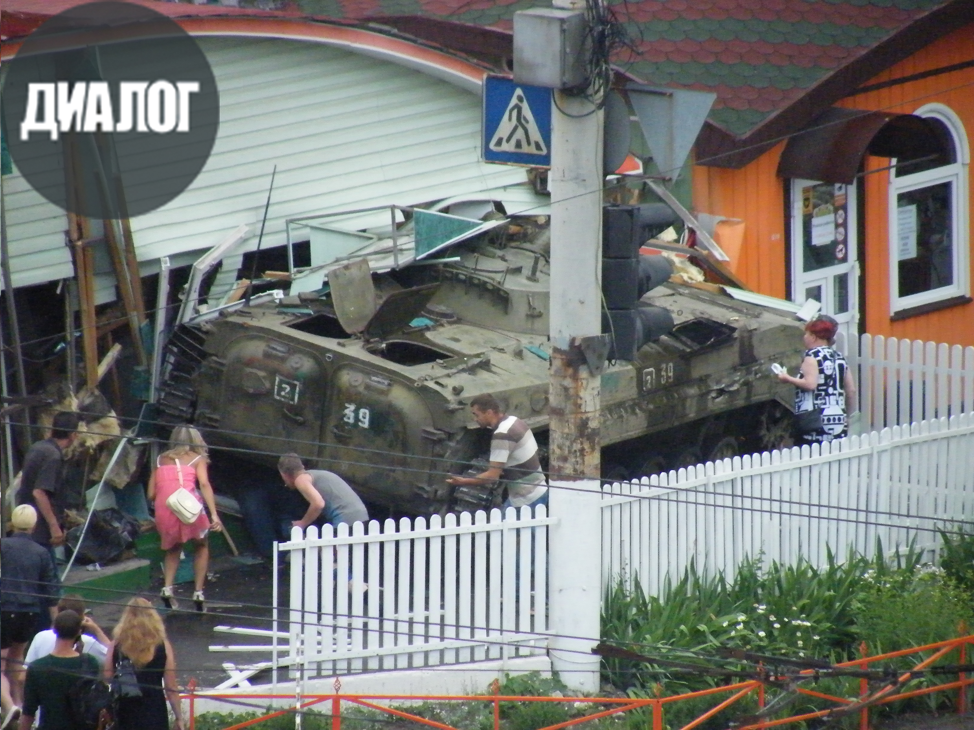 Ужасное ДТП в Луганске: БМП российских военных въехал в кафе. Есть пострадавшие 