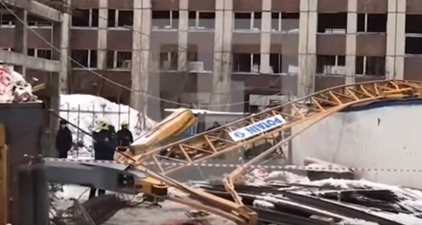 В Москве 20-метровый строительный кран "накрыл" собой людей: что известно о жертвах ЧП, - кадры