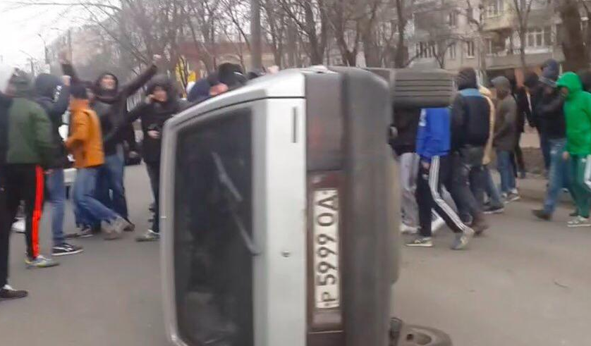 Соцсети: Антимайдан и "титушки" перекрывают улицы и переворачивают машины в Одессе