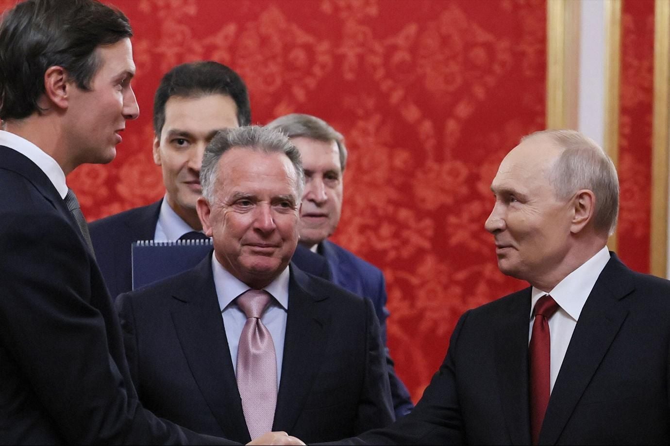 ​Путин разыграл свою партию: эксперт объяснил истинный смысл переговоров с посланниками Трампа