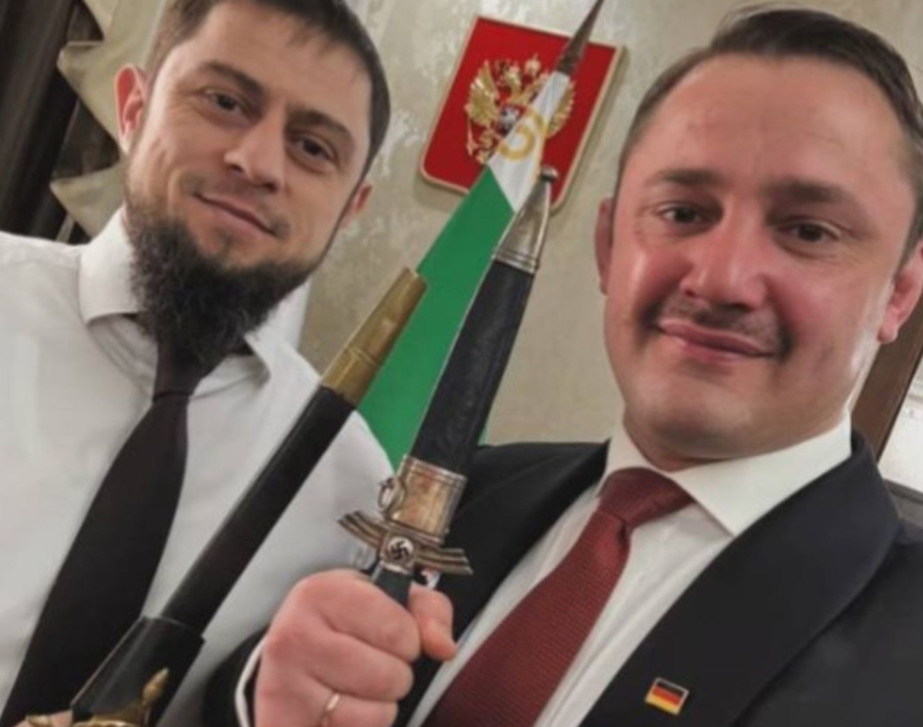 "Альтернатива для Германии" исключит чеченца, подарившего вице-премьеру Чечни клинок со свастикой