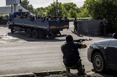 В Донецке раздаются залпы из тяжелого орудия, - очевидцы