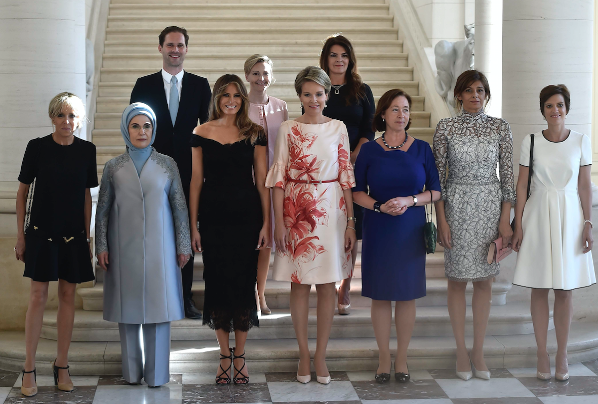 Свой среди чужих: муж премьера Люксембурга  гей сфотографировался на память с женами лидеров государств 