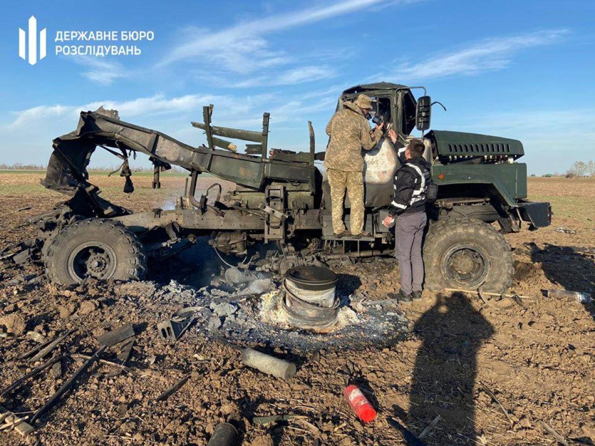 В Херсонской области загорелся и взорвался военный грузовик КрАЗ с боеприпасами, детали