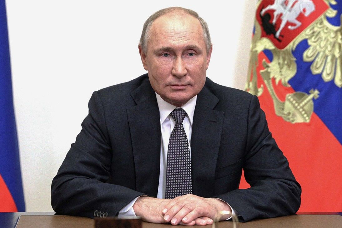 ​Опухшие и не движутся: в Сети заговорили о возможной болезни Путина из-за одной детали на видео