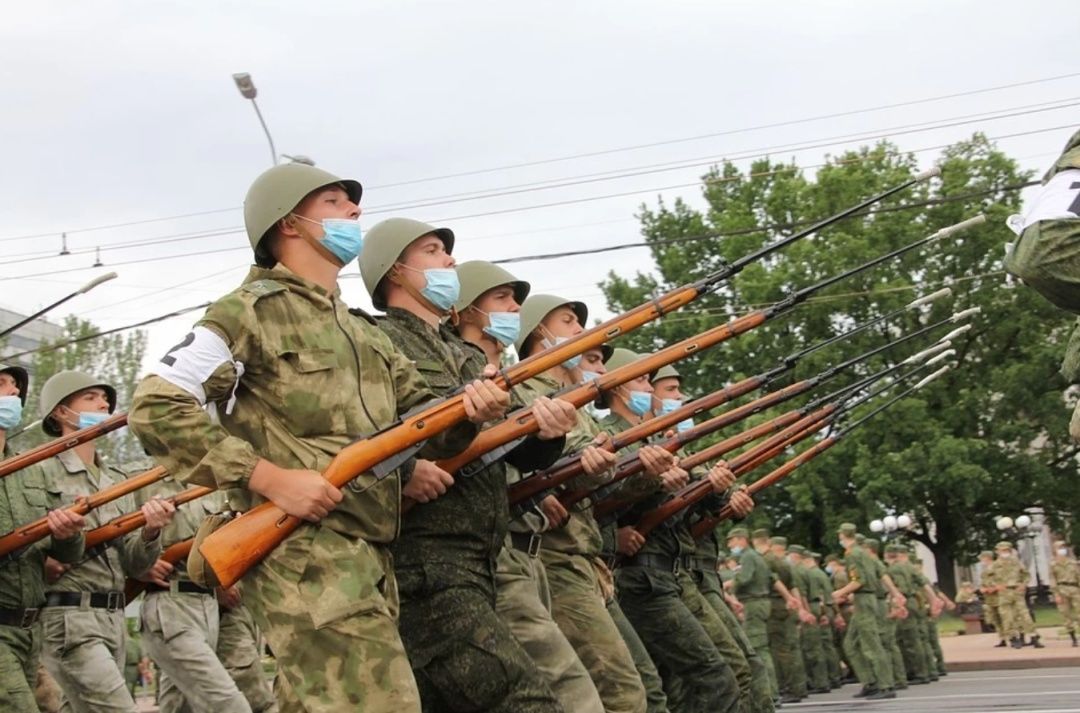 Запрещенная техника и игнорирование карантина: как праздновали День Победы в Донецке и Луганске
