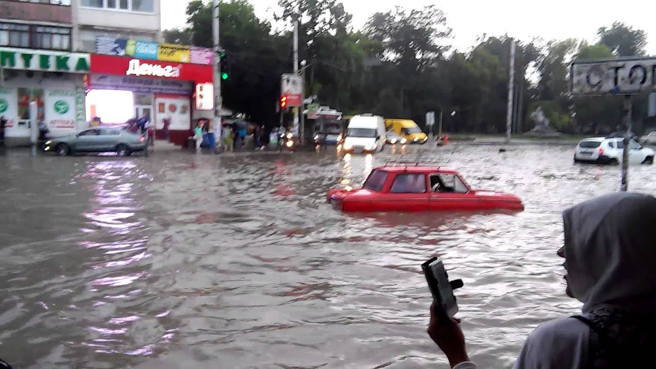 Потоп в Ялте: поток воды унес мужчину в море, еще 8 человек пострадали