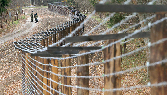 Яценюк: стена на границе с Россией к 2018 году будет готова
