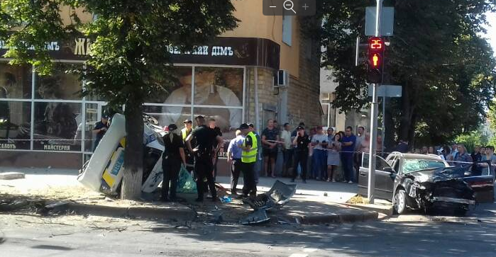 ​Трагическое ДТП: в Сумах перевернулся полицейский Prius, много жертв - кадры с места происшествия