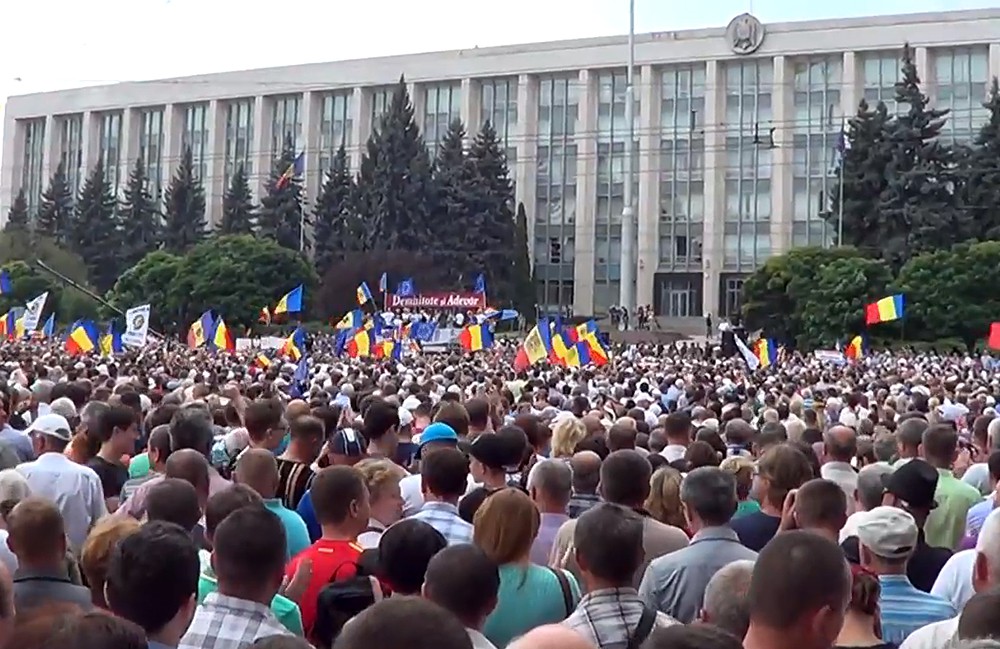 В Кишинев на митинг оппозиции прибывают сотни тысяч граждан Молдовы, в городе оцеплены все правительственные здания, - прямая трансляция