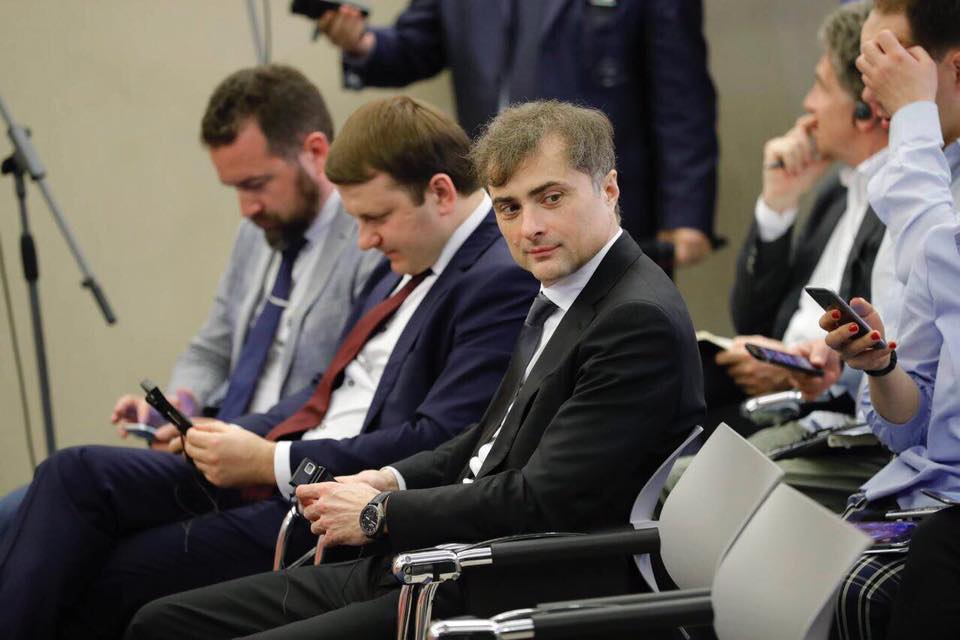 Убийца - парикмахер? Соратники Суркова рассказали, кто виноват в "онкологическом" виде помощника Путина