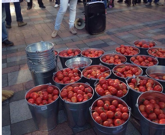 Активисты расстреляли помидорами депутатов, которые не явились на пленарное заседание в Верховную Раду
