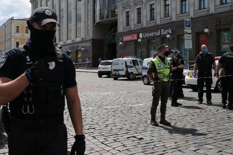 В Киеве неизвестный открыл стрельбу по полиции: введена спецоперация "Гром", работает спецназ – СМИ 