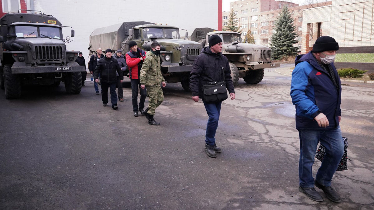 ​Реальные кадры "добровольной мобилизации" в "ЛНР": в ход идут дубинки
