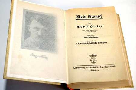Жители России распространяют книгу Адольфа Гитлера "Майн Кампф"