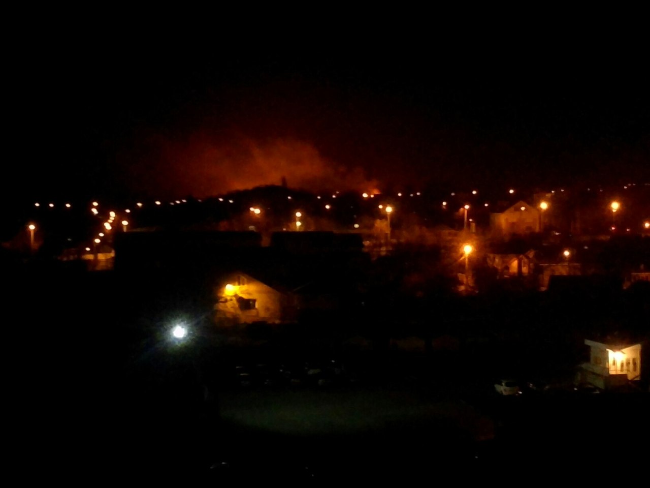 Очевидцы: Донецк обстреляли из "Градов", горит поселок Красный Пахарь