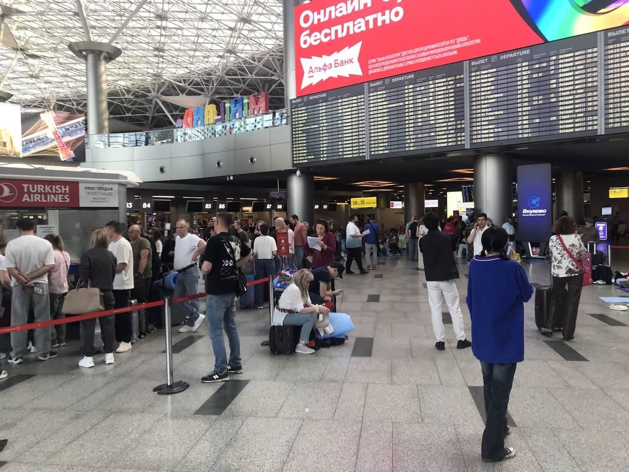 В аэропортах Москвы снова коллапс: дроны отменили сотни рейсов 